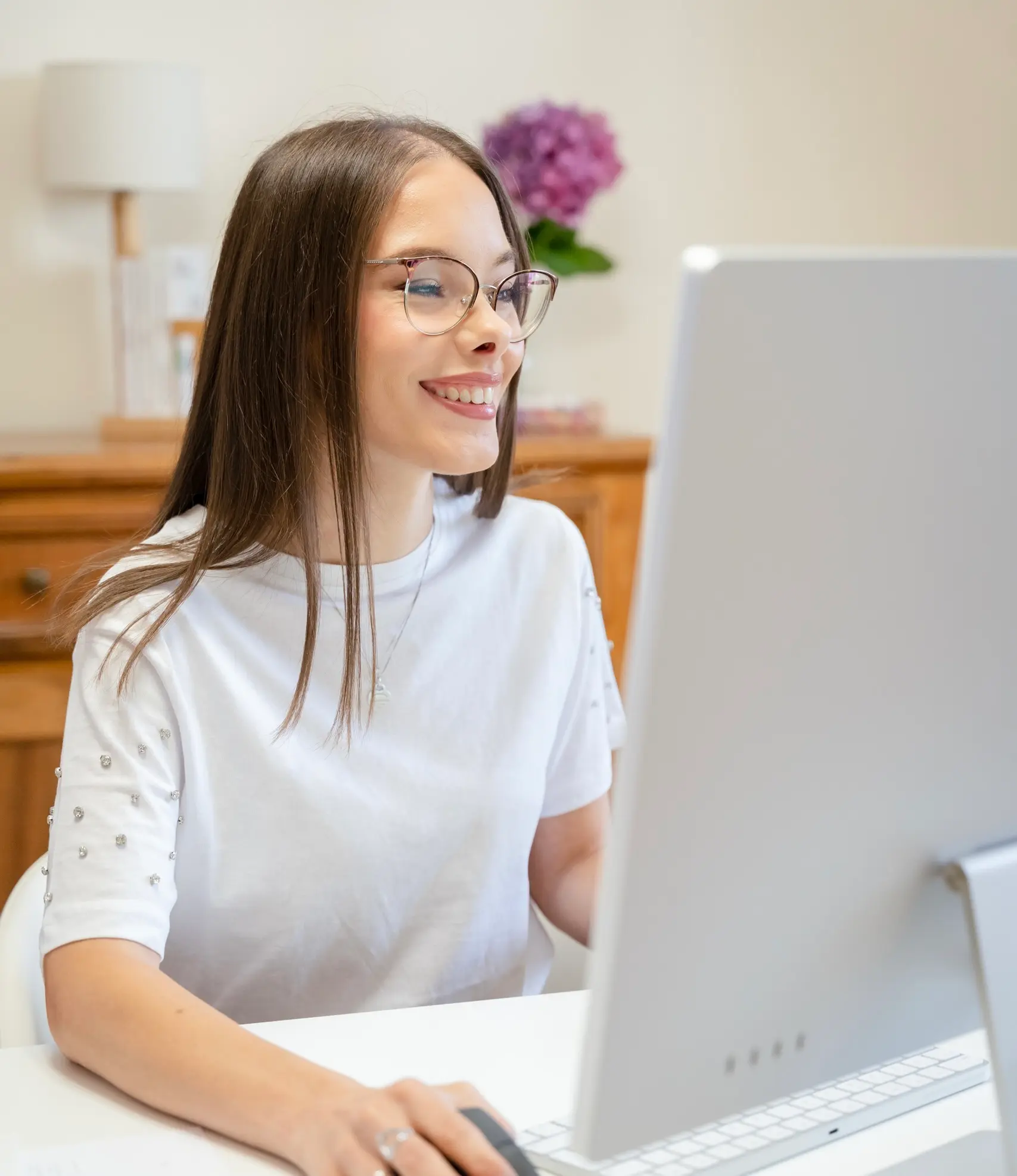 Graphic designer al lavoro al pc